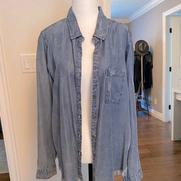 Urban daizy Jean button down top - frayed hem - Picture 2 of 7